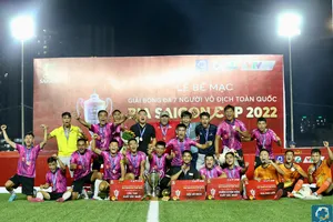 Đạt Tín ở đỉnh cao nhất của vinh quang: Ngôi vô địch VPL - S3. Ảnh: ĐOÀN NHẬT