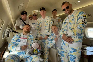 Đội của Usyk trên máy bay trước khi hạ cánh, hãy chú ý cô lừa đồ chơi bên mình võ sĩ Ukraine...