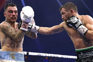 Lomachenko tung một cú đấm trúng mặt Kambosos