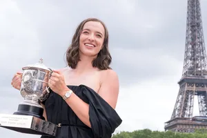 Sưiatek cùng với danh hiệu Coupe Suzanne Lenglen dưới chân tháp Eiffel