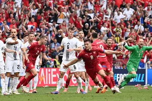 Drkusic (đầu trọc) ngỡ ngàng sau khi tuyển Serbia ghi bàn thắng gỡ hòa 1-1