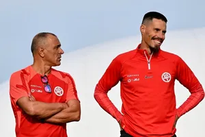 Hamsik khá lạ lẫm với mái tóc "đầy đặn"
