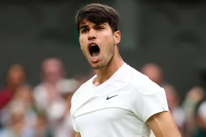 Alcaraz chật vật vượt qua Tiafoe