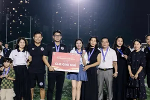 HLV Đức Tiến (ngoài cùng bên phải) và "bầu" Trường (thứ 5 từ trái sang) trong đêm trao giải SPL - S6. Ảnh: ĐOÀN NHẬT