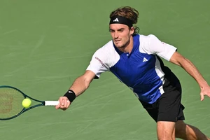 Tsitsipas vào vòng 4