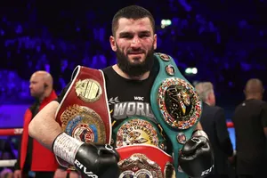 Beterbiev đang sở hữu các đai WBC, IBF và WBO hạng dưới nặng