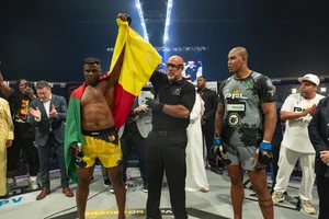 Ngannou giơ cao cờ Cameroon