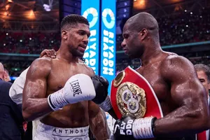 Dubois (phải) sau trận thắng AJ và giành đai hạng nặng IBF