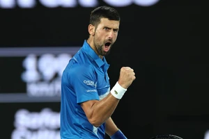 Djokovic ngược dòng với sự chứng kiến của Murray