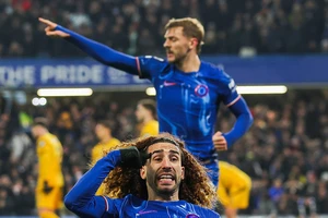 Cucurella ăn mừng sau khi ghi bàn thắng thứ 2 cho Chelsea