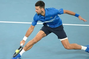 Djokovic quấn băng trắng ở bắp đùi chân trái trong trận thắng Alcaraz