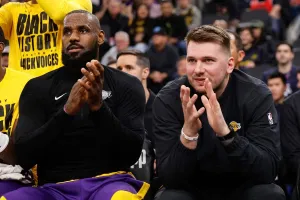 James và Doncic ngồi cùng nhau trong một sự kiện, họ sắp sửa được sát cánh cùng nhau ở trên sân