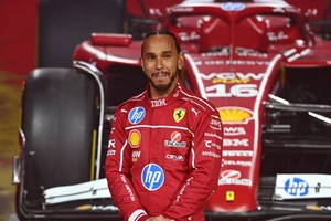 Hamilton trong màu áo đội đua Ferrari