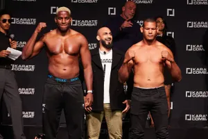 Robelis (trái) trong buổi cân trọng lượng trước Karate Combat 53