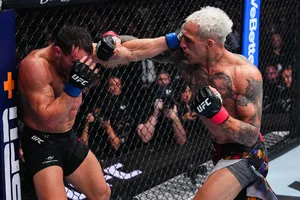 Oliveira sẽ bảo vệ hạng cân nhẹ trước Topuria