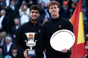 Sinner (phải) và Alcaraz trong lễ trao giải