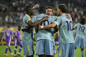 Các cầu thủ Juventus ăn mừng bàn thắng