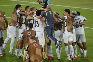 Botafogo ăn mừng chiến thắng gây sốc