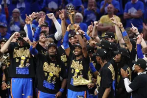 Các cầu thủ OKC giương cao cúp vô địch
