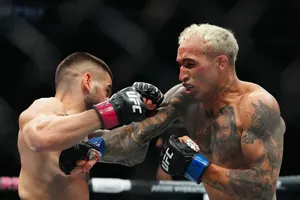 Topuria (quần đỏ) trước khi tung đòn KO hạ gục Oliveira