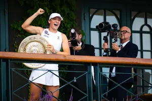 Swiatek lần đầu giành Venus Rosewater Dish