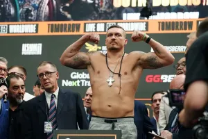 Usyk trên bàn cân trọng lượng