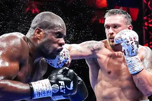 Usyk tung đòn sớm kết liễu Dubois