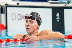 Ledecky quan sát bảng điểm thành tích