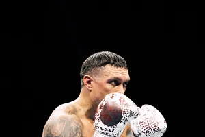 Usyk đang chấn thương