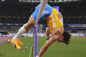 Khoảnh khắc Duplantis vượt qua mức xà 6 mét 30