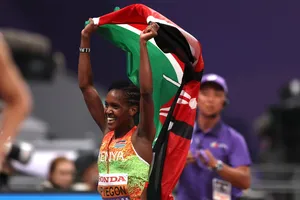 Kipyegon ăn mừng chiến thắng