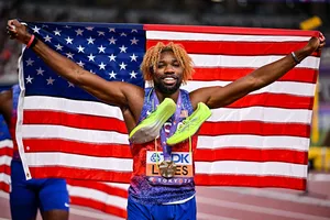 Lyles ăn mừng chiến thắng