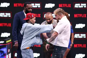 Jake (áo trắng) to và nặng hơn Gervonta rất nhiều