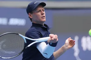 Sinner vào bán kết