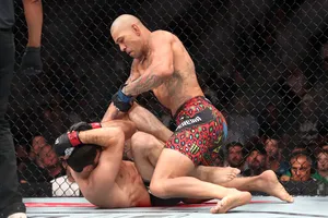 Pereira đè đánh Ankalaev trước khi được tuyên giành chiến thắng TKO
