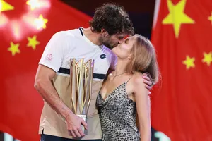 Vacherot hôn bạn gái trong buổi lễ trao giải