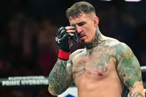 Aspinall bị đau mắt không thể thi đấu ngay đầu hiệp 1