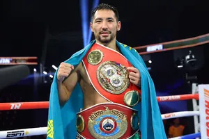 Alimkhanuly đang giữ đai WBO và iBF hạng trung
