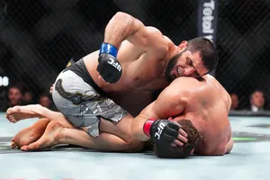 Makhachev kiểm soát hoàn toàn trận địa chiến