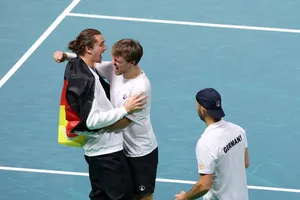 Zverev ăn mừng cùng các đồng đội tuyển Đức