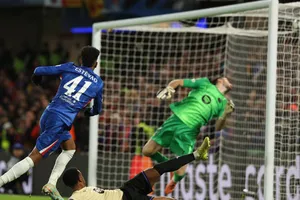 Estevao tung cú sút cháy lưới thủ môn Barca