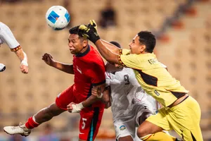 U22 Singapore (áo đỏ) thua thảm Timor-Leste