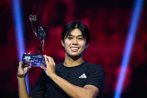 Tien giơ cao chiếc cúp Next Gen ATP Finals