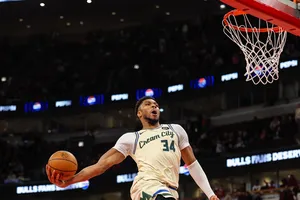 Giannis tung cú windmill-dunk