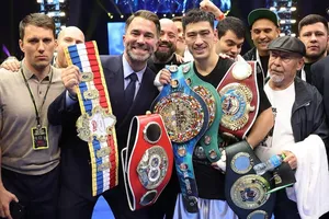 Bivol đang giữ các đai WBA (Super), IBF và WBO dưới nặng