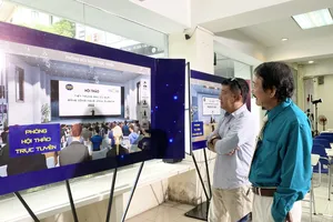 Các chuyên gia công nghệ, doanh nghiệp tham quan mô hình nền tảng triển lãm kết nối trên không gian số