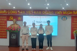 Trao giải cho 6 sinh viên xuất sắc trong cuộc thi tìm hiểu về năng suất chất lượng