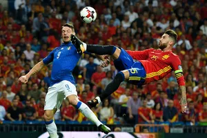 Sergio Ramos (phải, Tây Ban Nha) phá bóng trước Andrea Belotti (Italia). Ảnh: Getty Images.