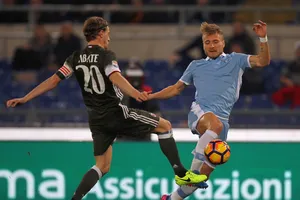 Ciro Immobile (phải, Lazio) tranh bóng với Ignazio Abate (AC Milan). Ảnh: Getty Images 