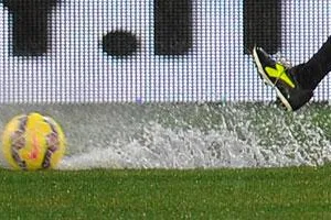 Mưa lớn làm ngập sân Luigi Ferraris. Ảnh EPA.